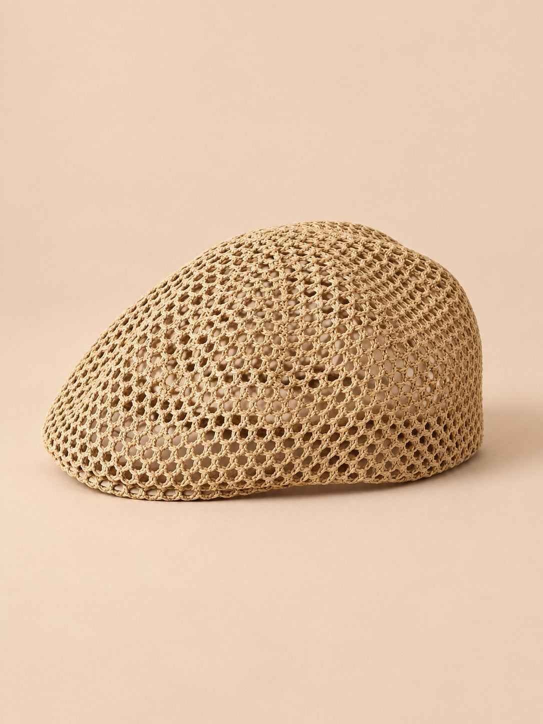 Béret résille ajouré kaki 1, vue de face sur fond pêche sable