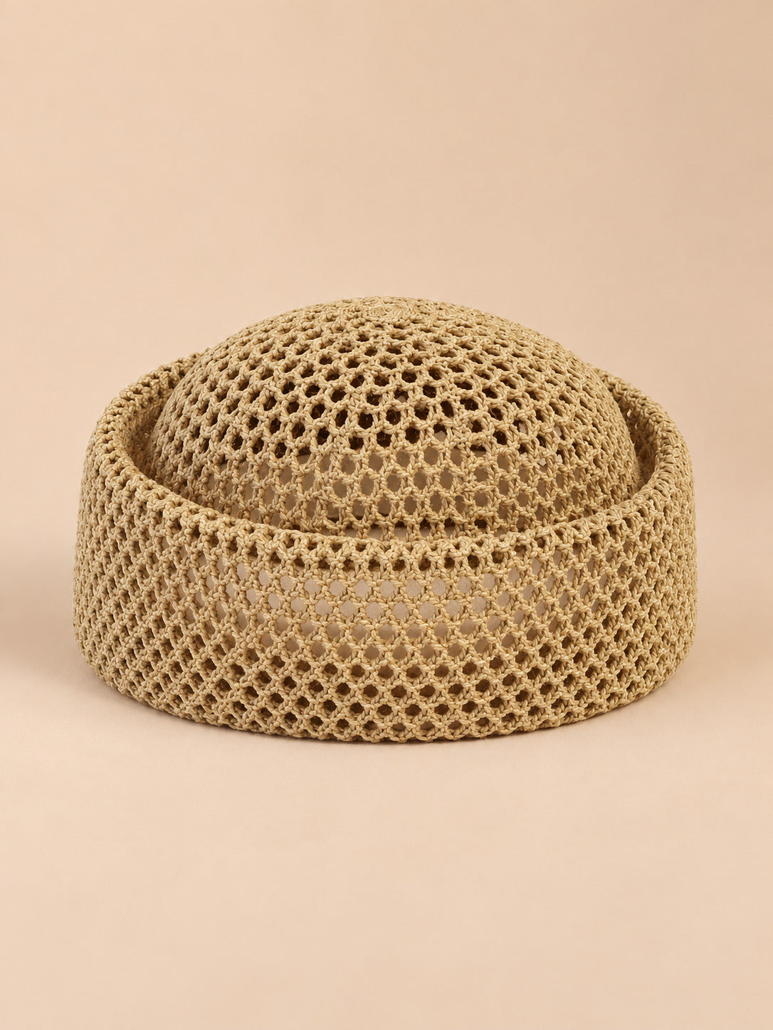Béret résille ajouré kaki 2, vue de face sur fond pêche sable
