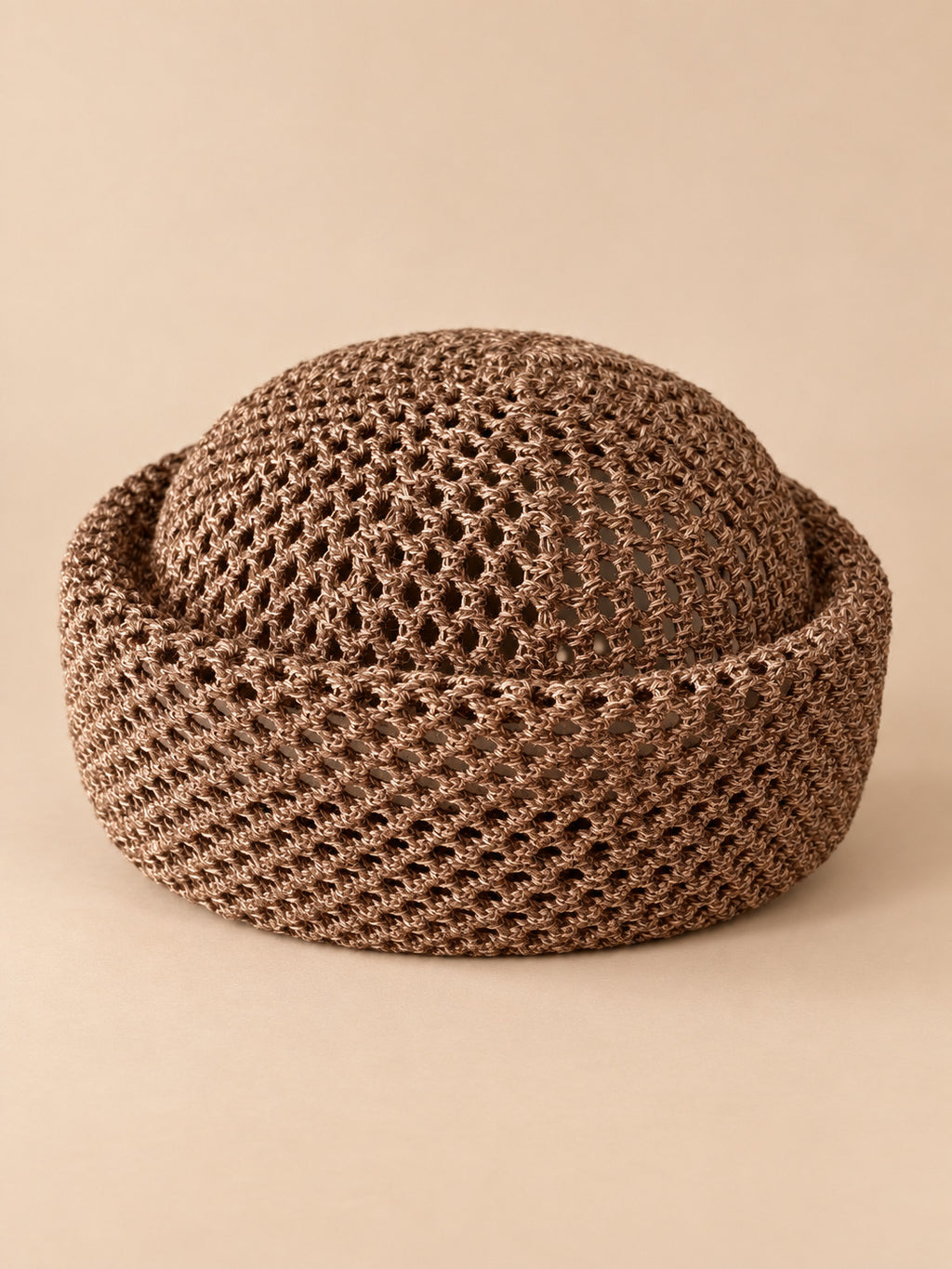 Luftiges Damen-Netzbarett im Retro-Fascinator-Stil – Braun 1, Vorderansicht, sand-pfirsichfarbener Hintergrund
