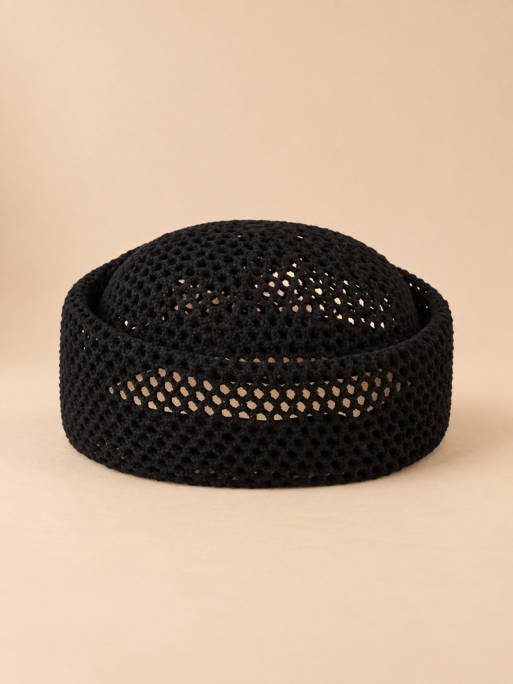Luftiges Damen-Netzbarett im Retro-Fascinator-Stil – Farbvariante Schwarz, Ansicht von vorn