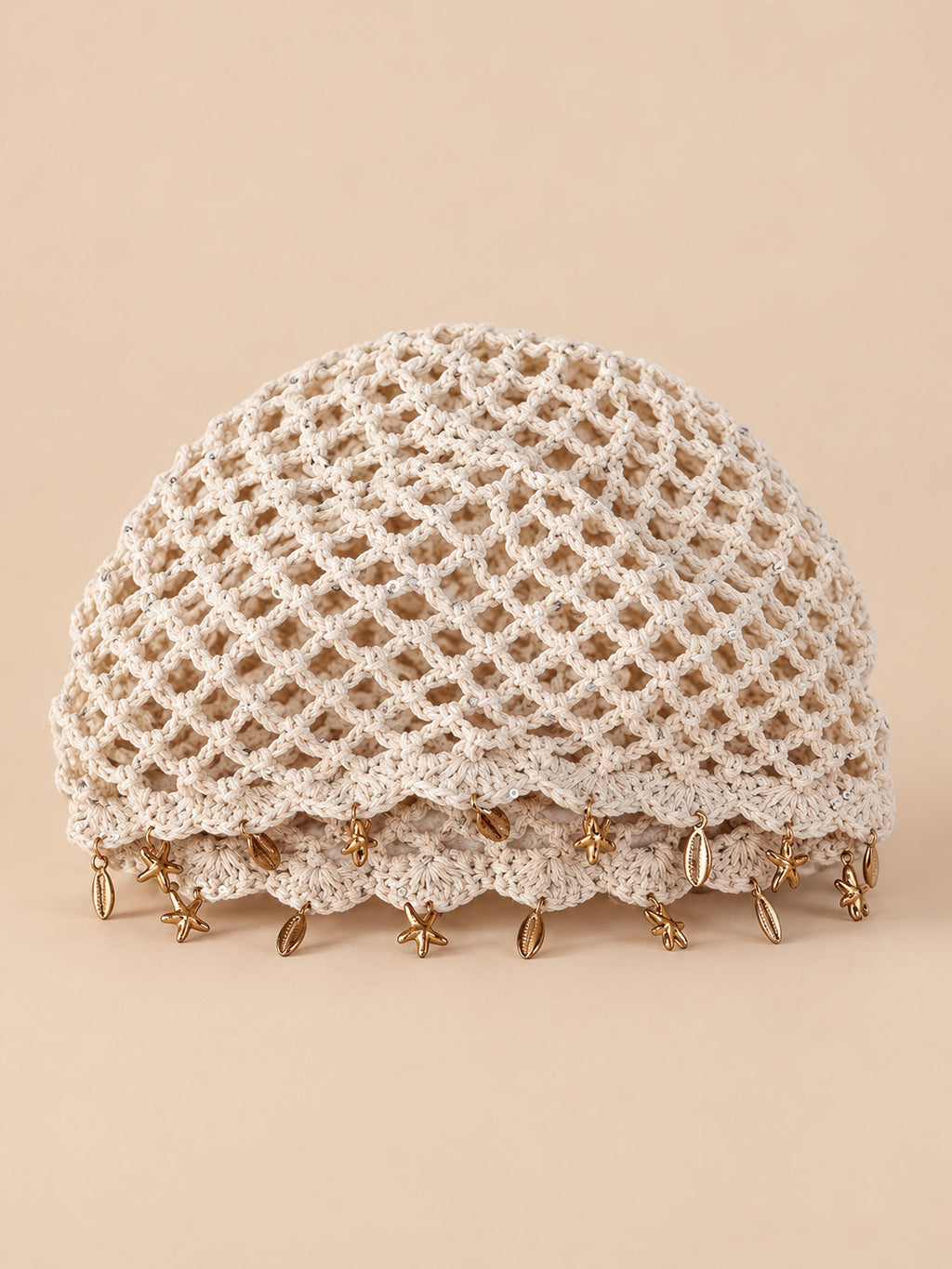 Luftige Baskenmütze im Retro-Stil mit Sternenfransen – Farbvariante Beige, goldene Sterne, Ansicht von vorn