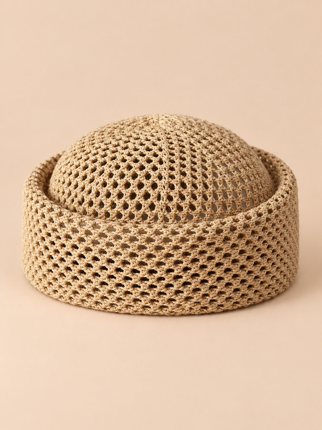 Béret rétro crochet Kaki, vue de face sur fond pêche sable