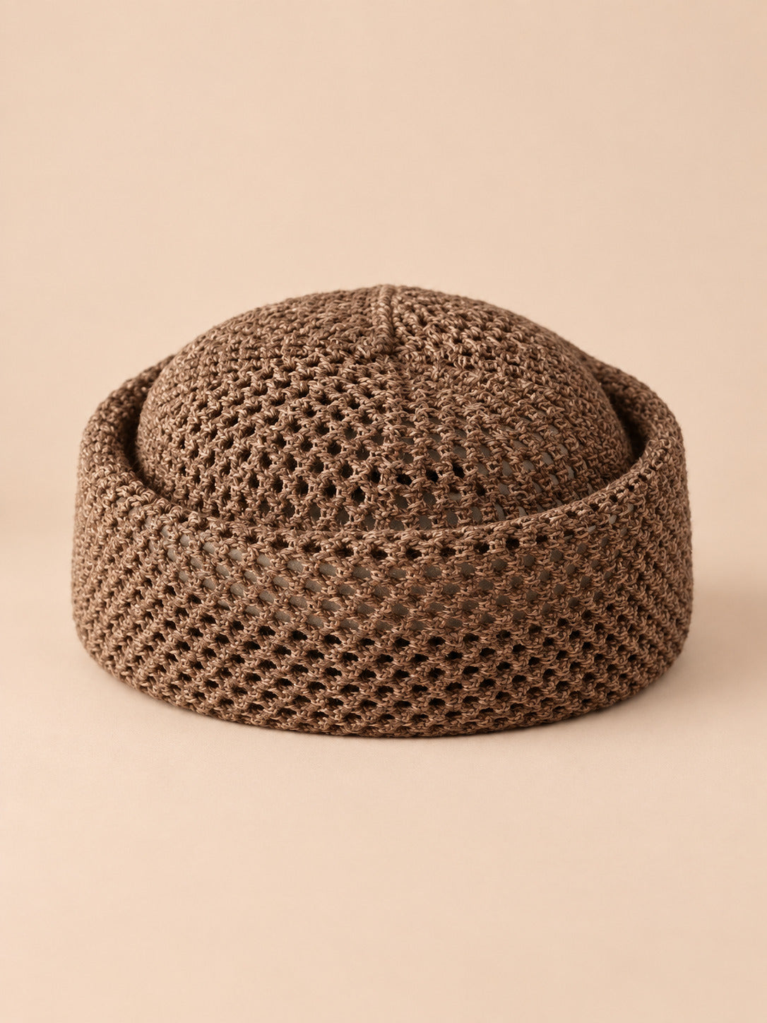 Béret rétro crochet Marron, vue de face sur fond pêche sable