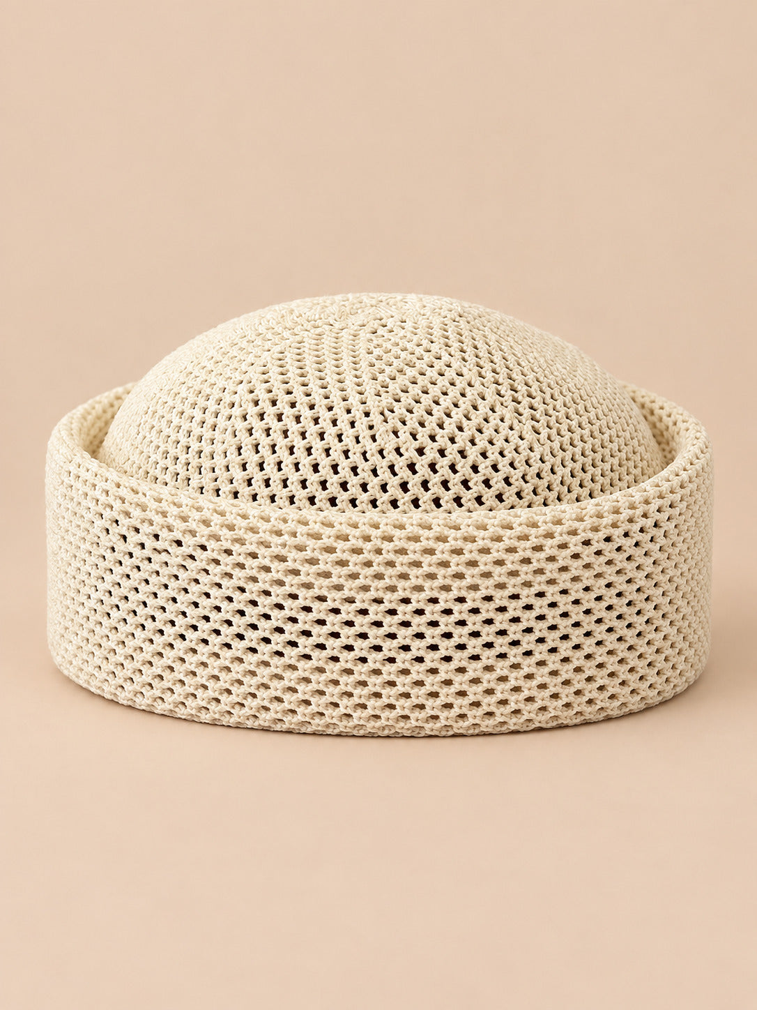 Béret rétro crochet Modèle 2 beige, vue de face sur fond pêche sable