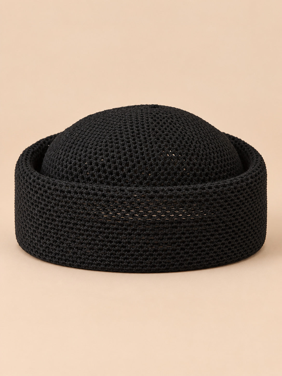 Béret rétro crochet Modèle 2 noir, vue de face sur fond pêche sable