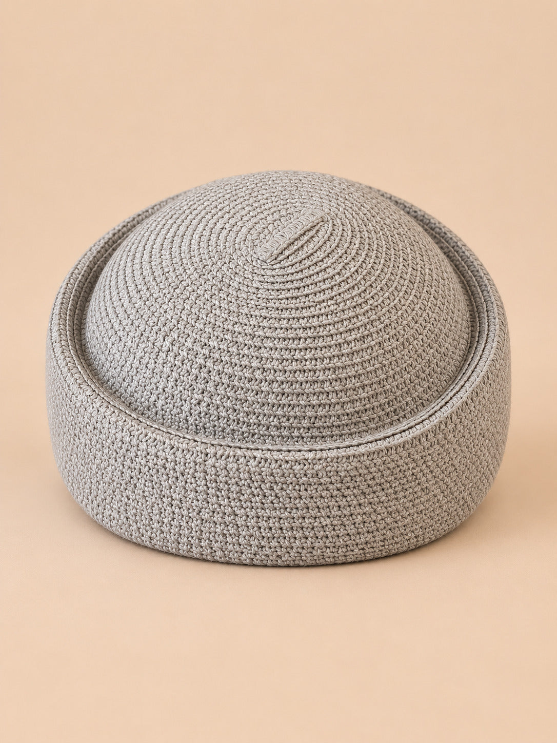 Béret rétro crochet Modèle 3 gris, vue de face sur fond pêche sable