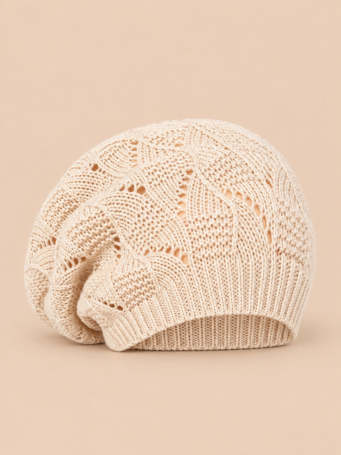 Locker sitzende Damen-Baskenmütze mit Zopfmuster – Farbvariante Beige, Ansicht von vorn