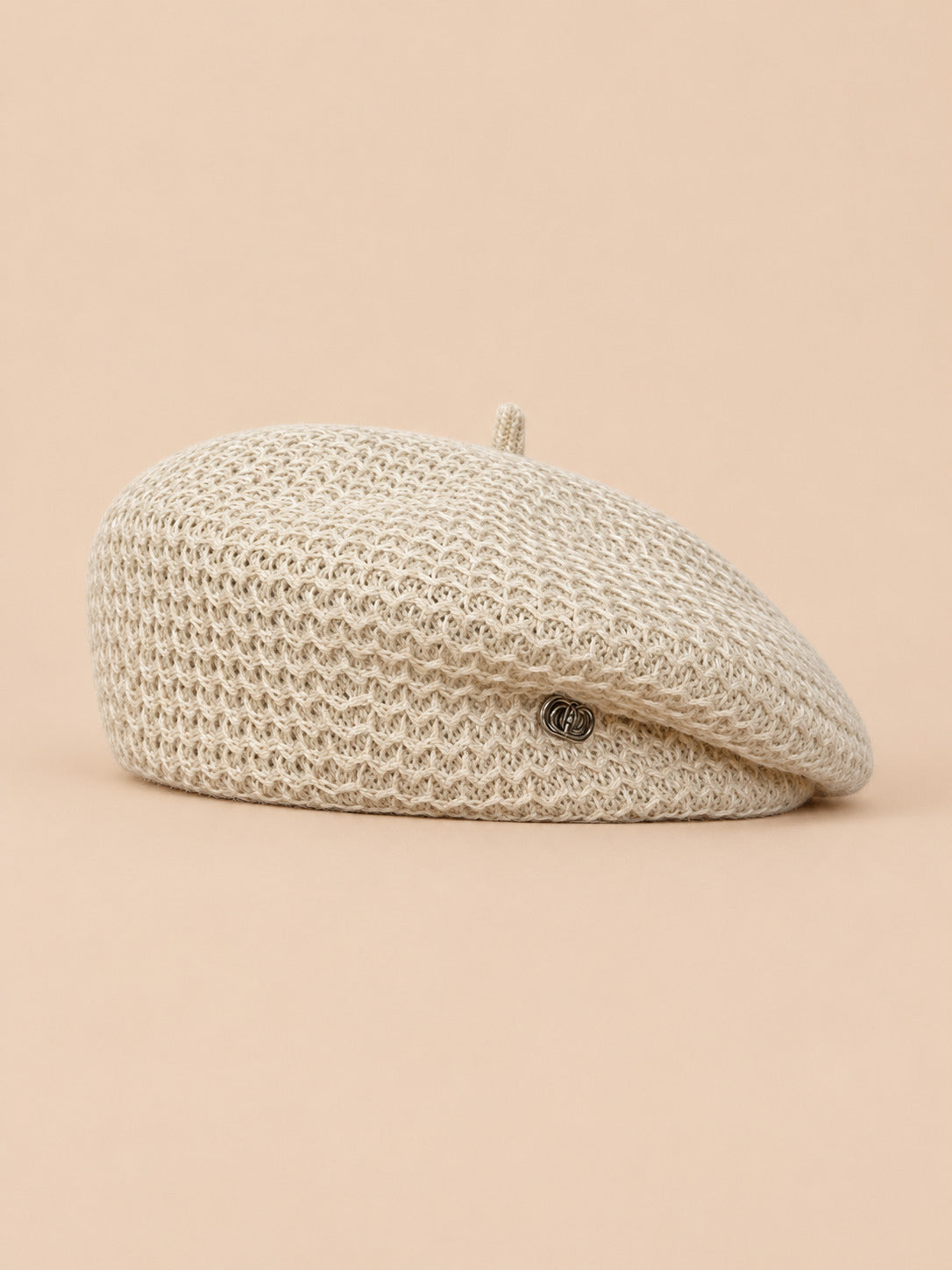 Béret tricoté ajouré léger Beige, vue de face sur fond pêche sable