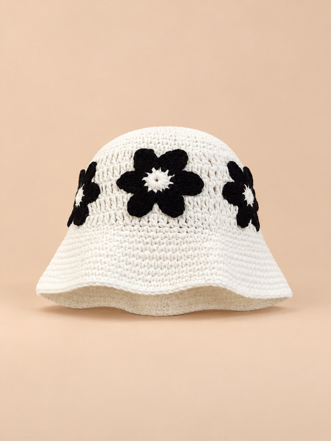 Gehäkelter Fischerhut für Damen mit Blumen – Modell 8, Produktdarstellung in der Vorderansicht