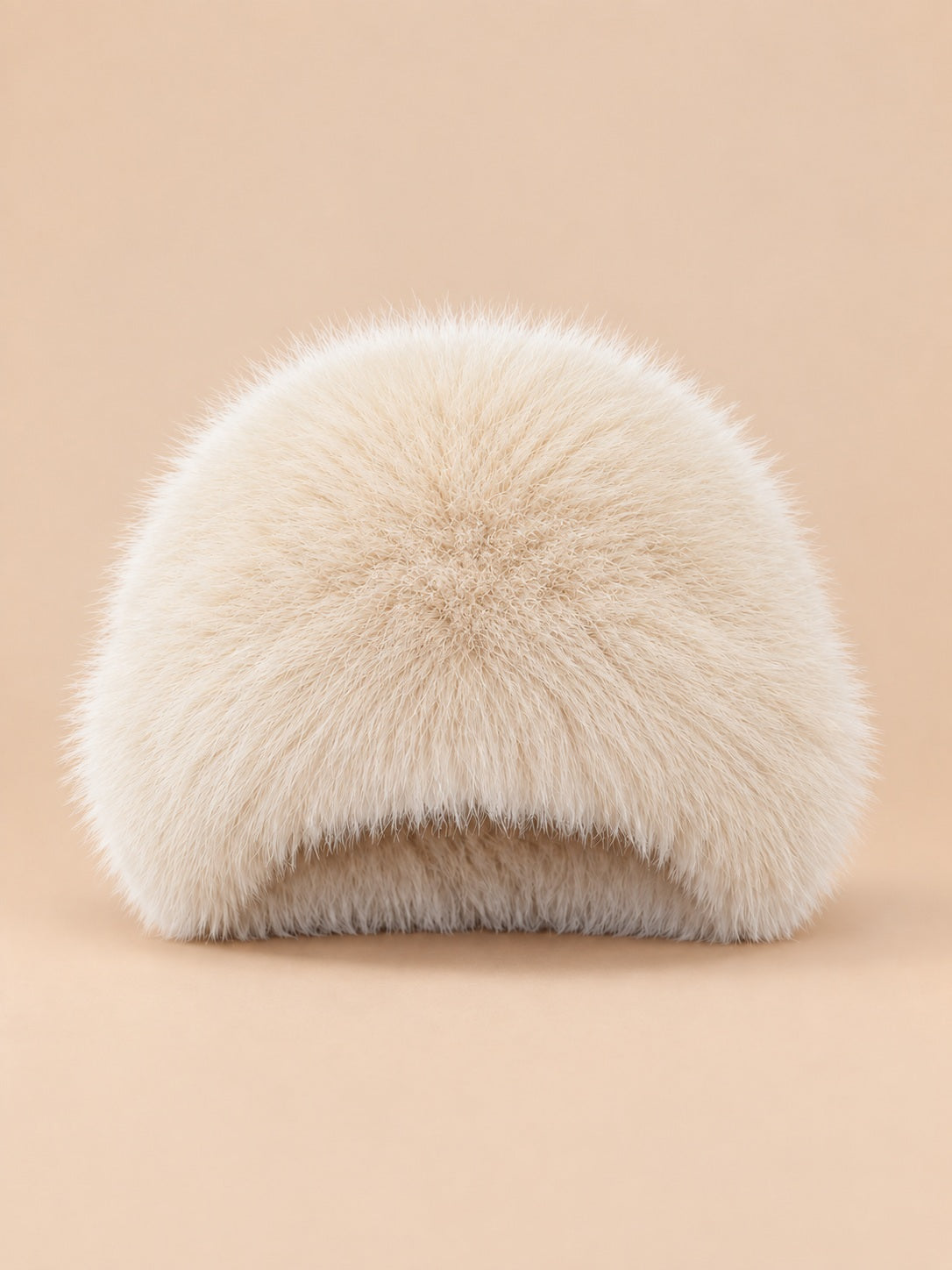 Damen-Fischerhut aus dickem Kunstfell – Farbvariante Beige, Ansicht von vorn, beigefarbener Hintergrund