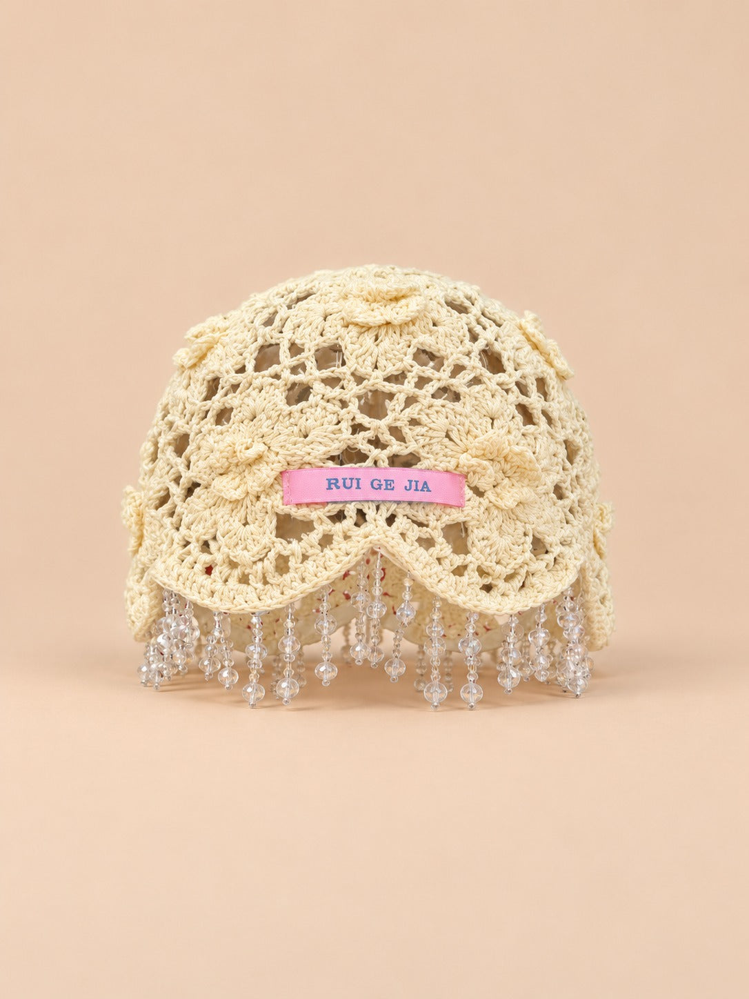 Bonnet bohème au crochet à perles et pompons, beige, vue de face