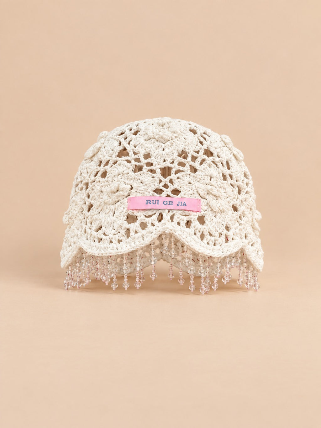 Boho-Netzmütze für Damen mit Perlen und Bommeln – Farbvariante Weiß, Ansicht von vorn