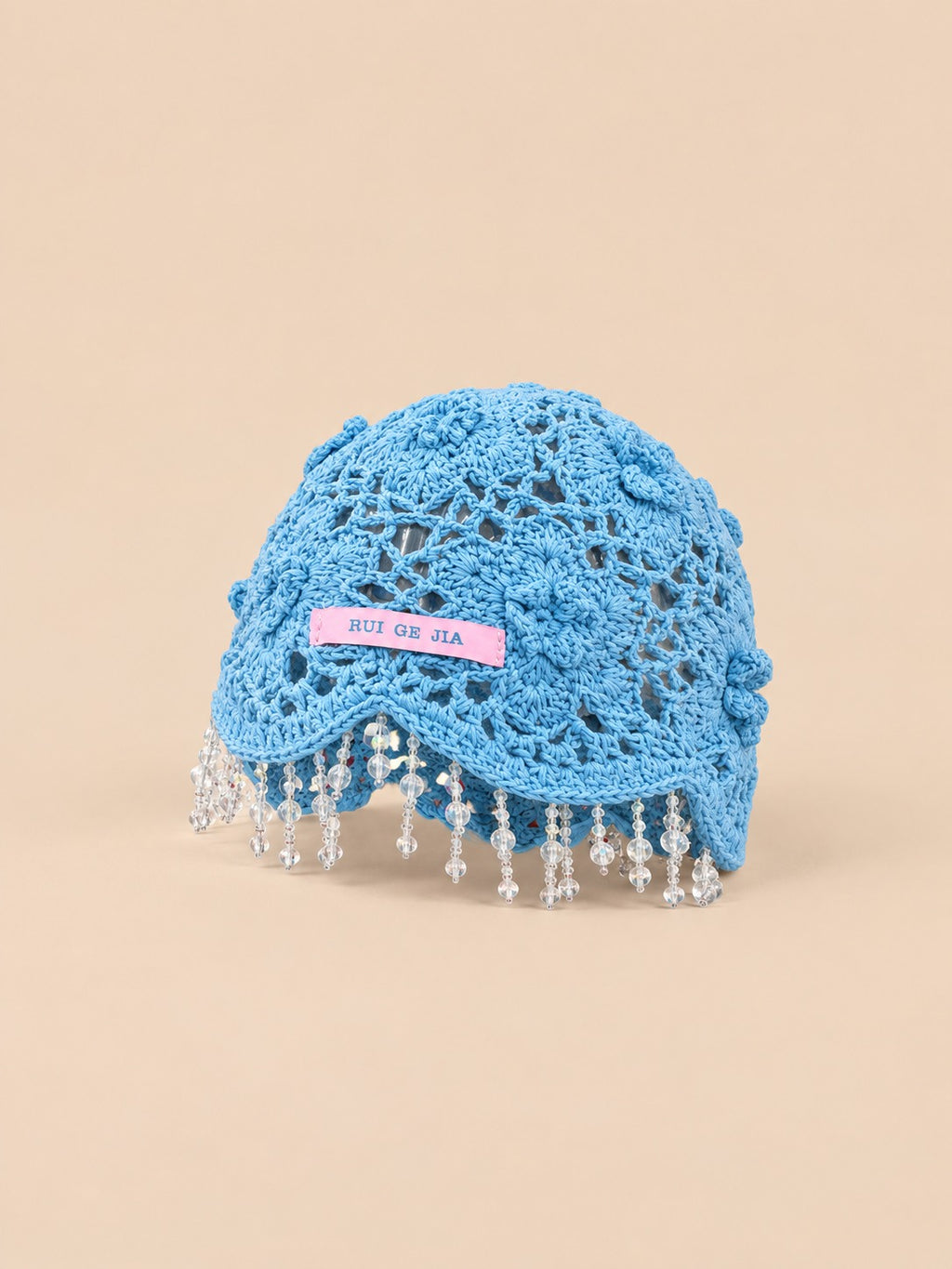 Boho-Netzmütze für Damen mit Perlen und Bommeln – Farbvariante Himmelblau, Dreiviertelansicht