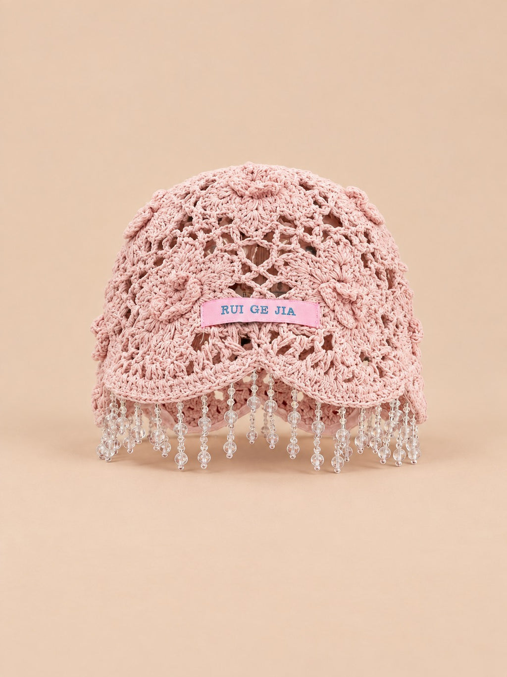 Boho-Netzmütze für Damen mit Perlen und Bommeln – Farbvariante Rosa, Ansicht von vorn