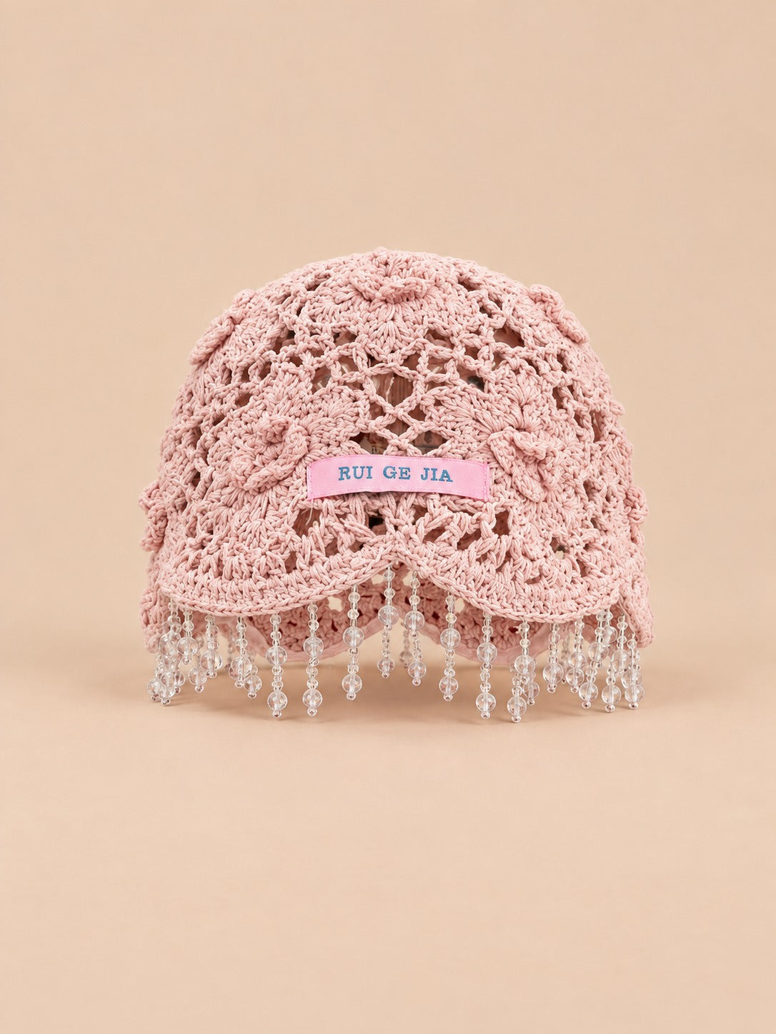 Bonnet bohème au crochet à perles et pompons, rose, vue de face