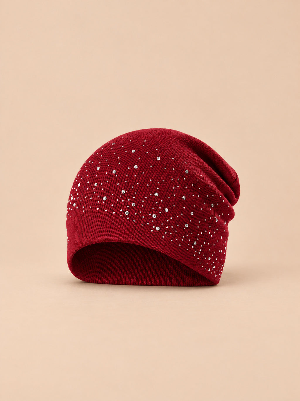 Strassmütze für Damen aus Strick im Streetwear-Stil – Bordeaux, Vorderansicht, sand-pfirsichfarbener Hintergrund