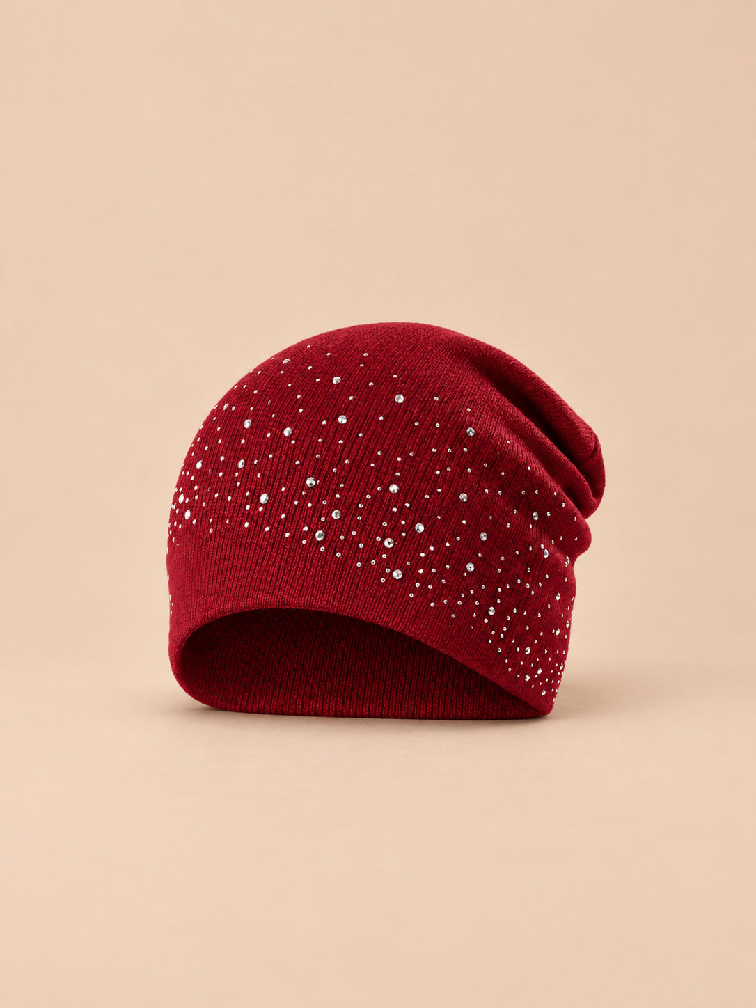 Strassmütze für Damen aus Strick im Streetwear-Stil – Bordeaux, Vorderansicht, sand-pfirsichfarbener Hintergrund