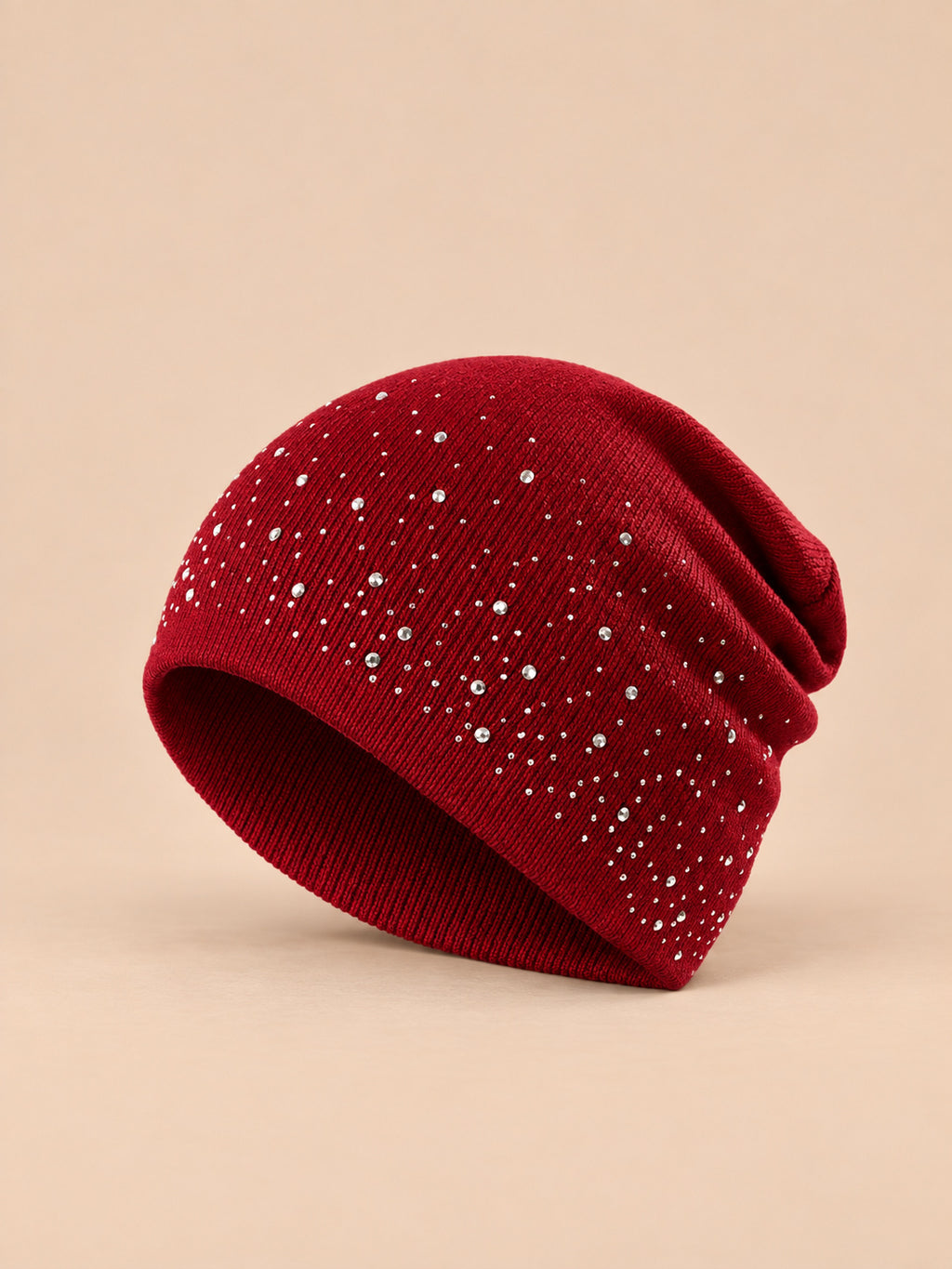 Strassmütze für Damen aus Strick im Streetwear-Stil – Farbvariante Bordeaux, sand-pfirsichfarbener Hintergrund