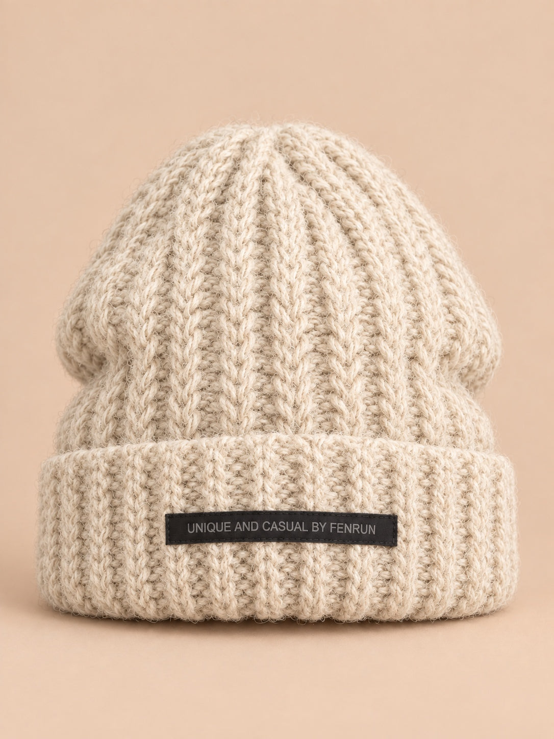 Warme Wintermütze aus dickem Strick mit Stickerei – Farbvariante Beige, Ansicht von vorn