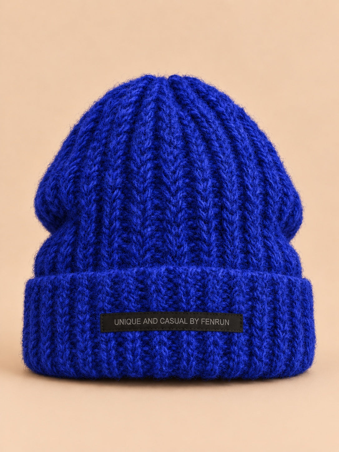 Warme Wintermütze aus dickem Strick mit Stickerei – Farbvariante Blau, Ansicht von vorn