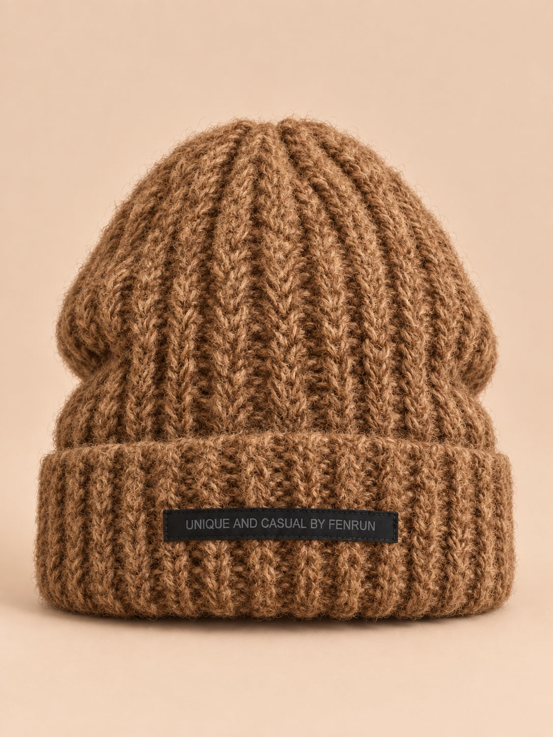 Warme Wintermütze aus dickem Strick mit Stickerei – Farbvariante Kaffeebraun, Ansicht von vorn