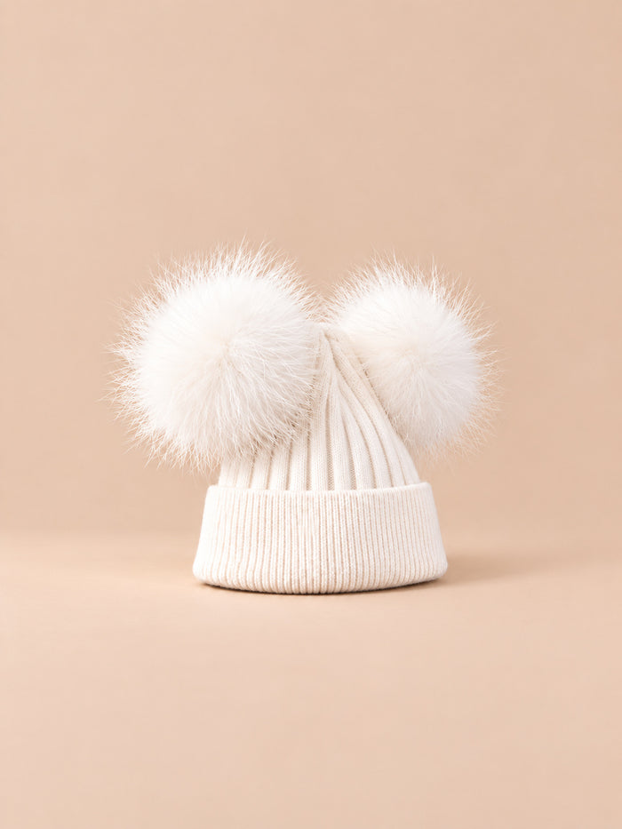 Deux pompons par bonnet