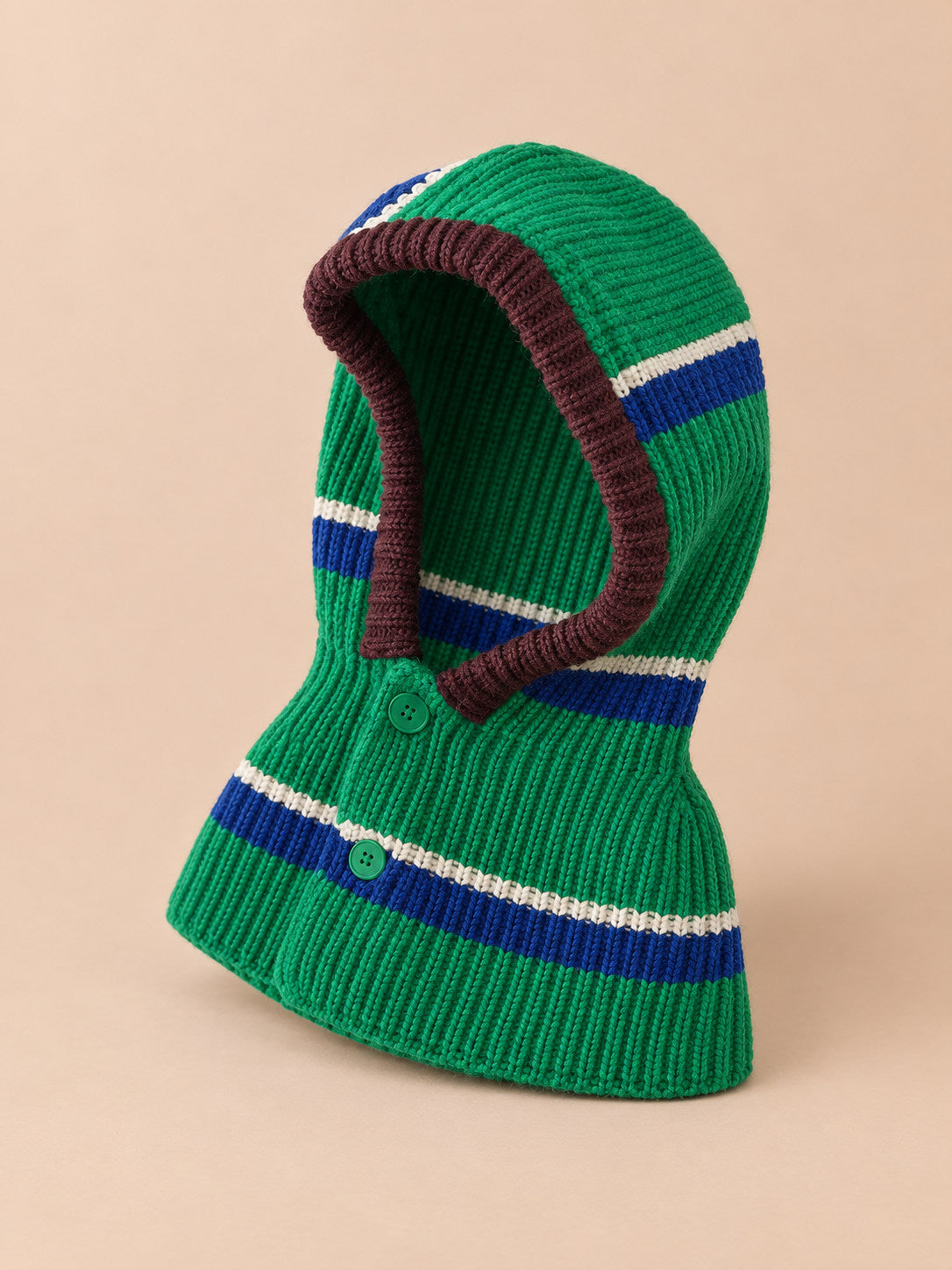 Cagoule bébé en laine rayée modèle D, vue de trois quarts, fond pêche sable
