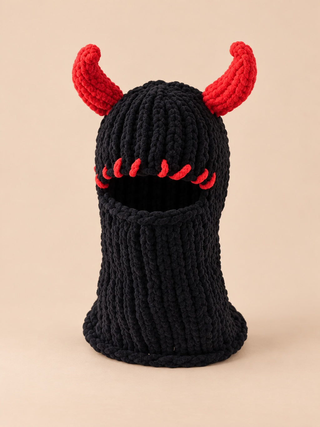 Gehäkelte Balaclava aus groben Maschen mit Teufelshörnern – Modell 2, Farbvariante Schwarz / Rot, Ansicht von vorn
