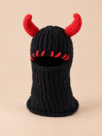 Gehäkelte Balaclava aus groben Maschen mit Teufelshörnern – Modell 2, Farbvariante Schwarz / Rot, Ansicht von vorn