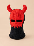 Gehäkelte Balaclava aus groben Maschen mit Teufelshörnern – Modell 4, Farbvariante Rot / Schwarz, Ansicht von vorn