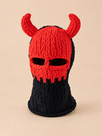 Gehäkelte Balaclava aus groben Maschen mit Teufelshörnern – Modell 4, Farbvariante Rot / Schwarz, Ansicht von vorn