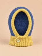 Damen-Balaclava mit integriertem Schal im Y2K-Patchworkstil – Farbvariante Blau / Gelb, Ansicht von vorn