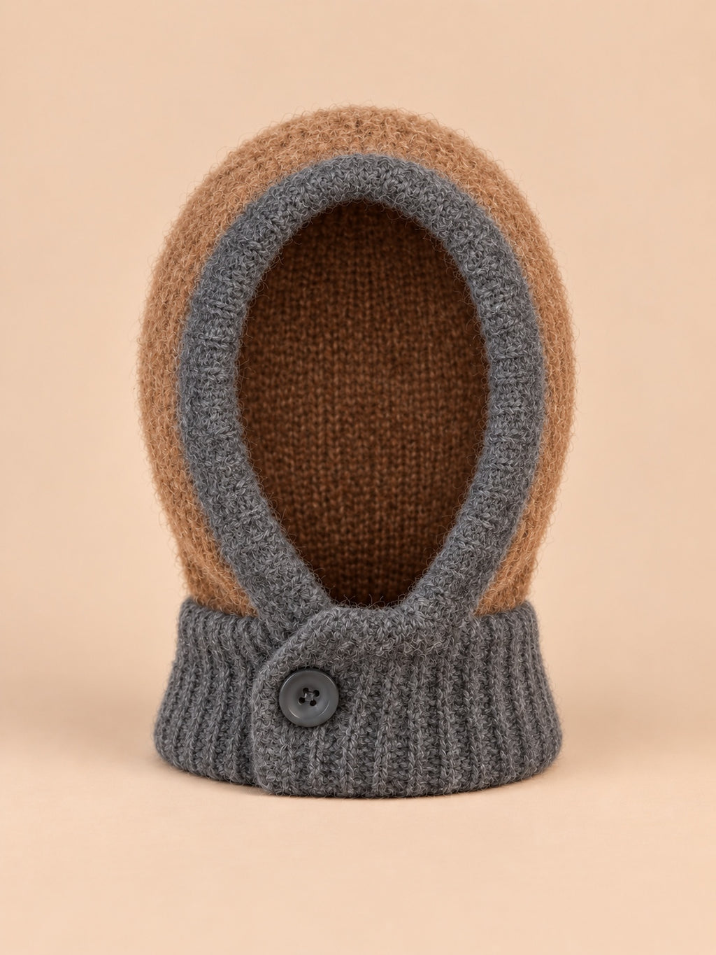 Damen-Balaclava mit integriertem Schal im Y2K-Patchworkstil – Farbvariante Camel / Grau, Ansicht von vorn