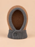 Damen-Balaclava mit integriertem Schal im Y2K-Patchworkstil – Farbvariante Camel / Grau, Ansicht von vorn