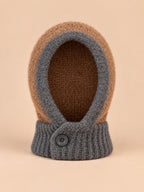 Damen-Balaclava mit integriertem Schal im Y2K-Patchworkstil – Farbvariante Camel / Grau, Ansicht von vorn