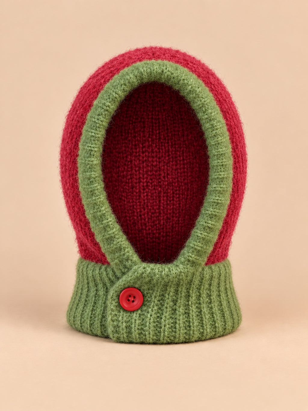 Damen-Balaclava mit integriertem Schal im Y2K-Patchworkstil – Farbvariante Rot / Grün, Ansicht von vorn