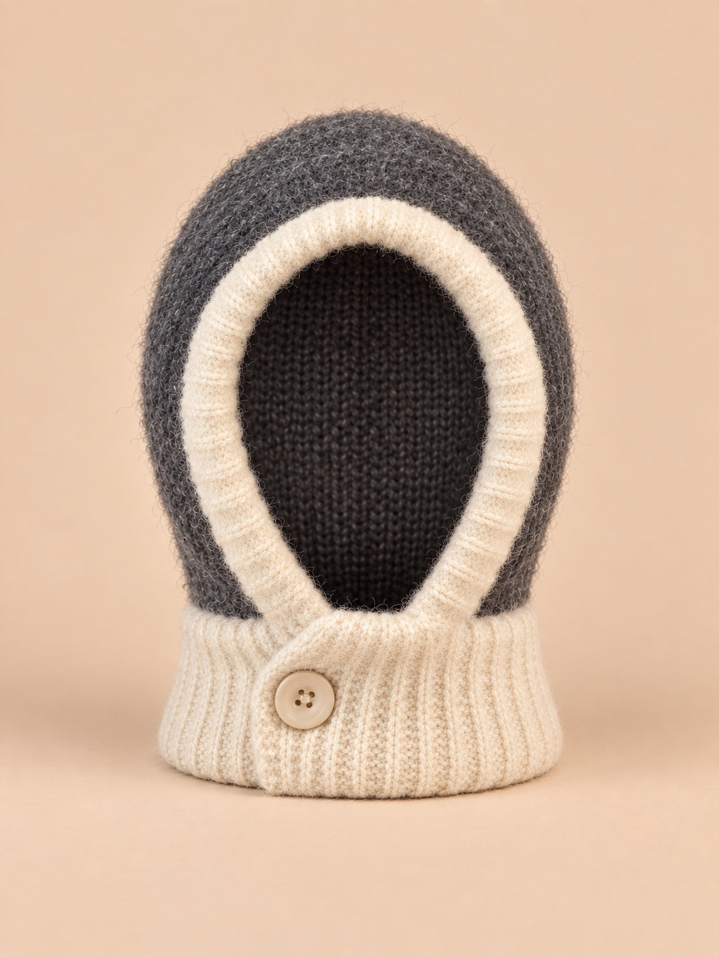 Damen-Balaclava mit integriertem Schal im Y2K-Patchworkstil – Farbvariante Grau / Naturweiß, Ansicht von vorn