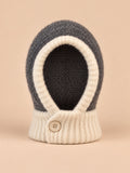 Damen-Balaclava mit integriertem Schal im Y2K-Patchworkstil – Farbvariante Grau / Naturweiß, Ansicht von vorn