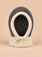 Damen-Balaclava mit integriertem Schal im Y2K-Patchworkstil – Farbvariante Grau / Naturweiß, Ansicht von vorn