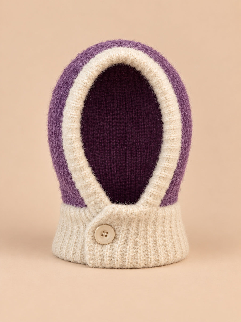 Damen-Balaclava mit integriertem Schal im Y2K-Patchworkstil – Violett und Naturweiß, Vorderansicht