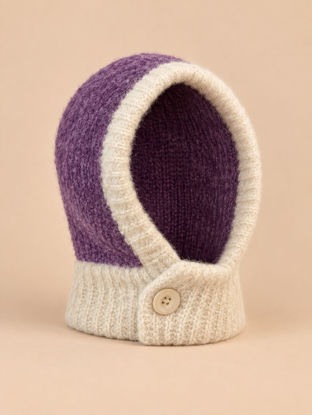 Damen-Balaclava mit integriertem Schal im Y2K-Patchworkstil – Farbvariante Violett / Naturweiß, Dreiviertelansicht