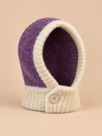 Damen-Balaclava mit integriertem Schal im Y2K-Patchworkstil – Farbvariante Violett / Naturweiß, Dreiviertelansicht
