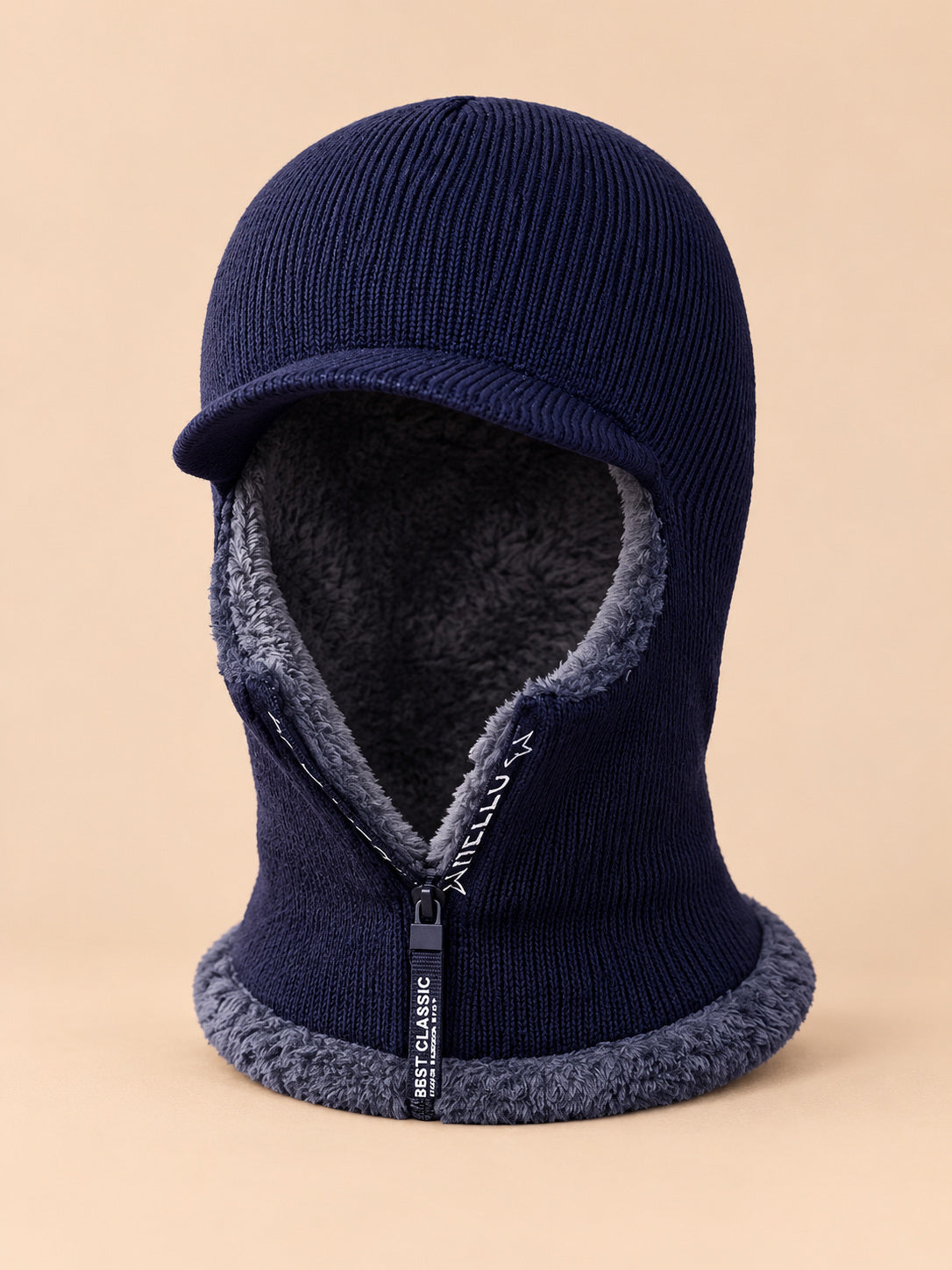 Cagoule homme tricotée bleu marine, doublure polaire, visière et fermeture zippée, vue de face