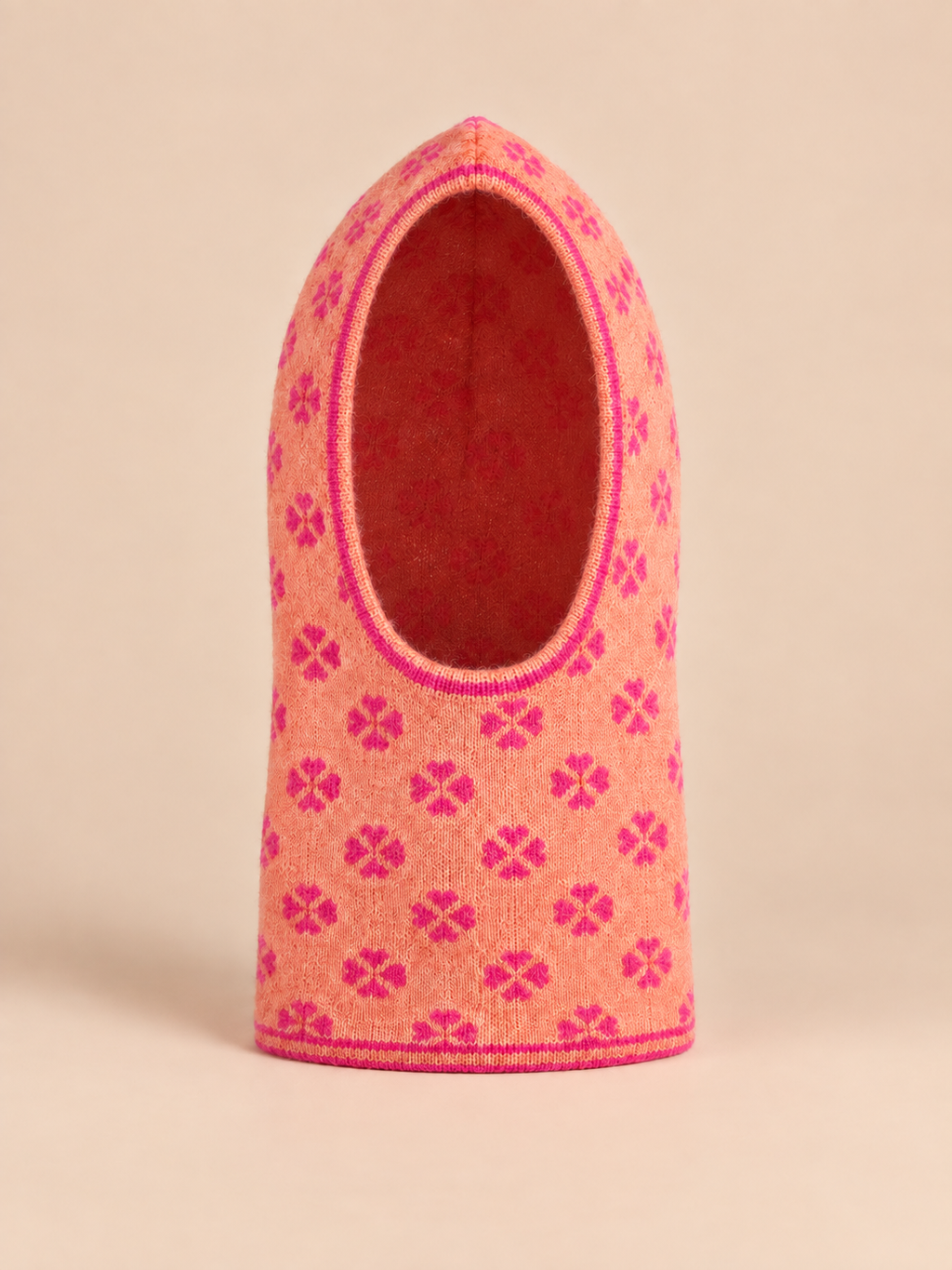 Damen-Balaclava aus Jacquardstrick mit Kleeblattmuster – Rosaorange, Vorderansicht
