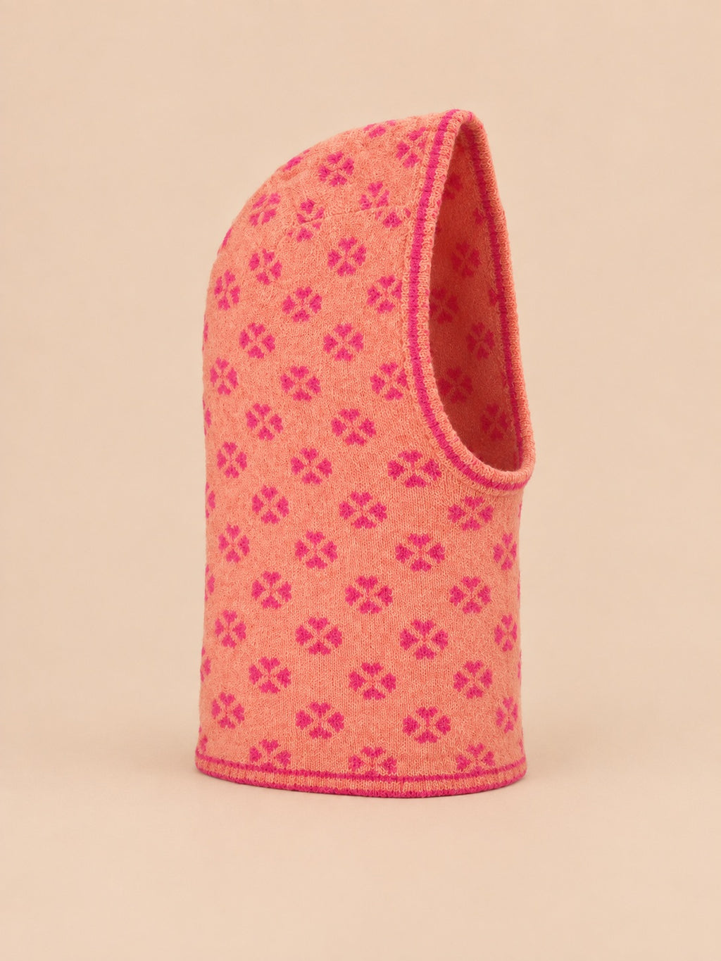 Damen-Balaclava aus Jacquardstrick mit Kleeblattmuster – Farbvariante Rosaorange, Dreiviertelansicht