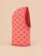 Damen-Balaclava aus Jacquardstrick mit Kleeblattmuster – Farbvariante Rosaorange, Dreiviertelansicht