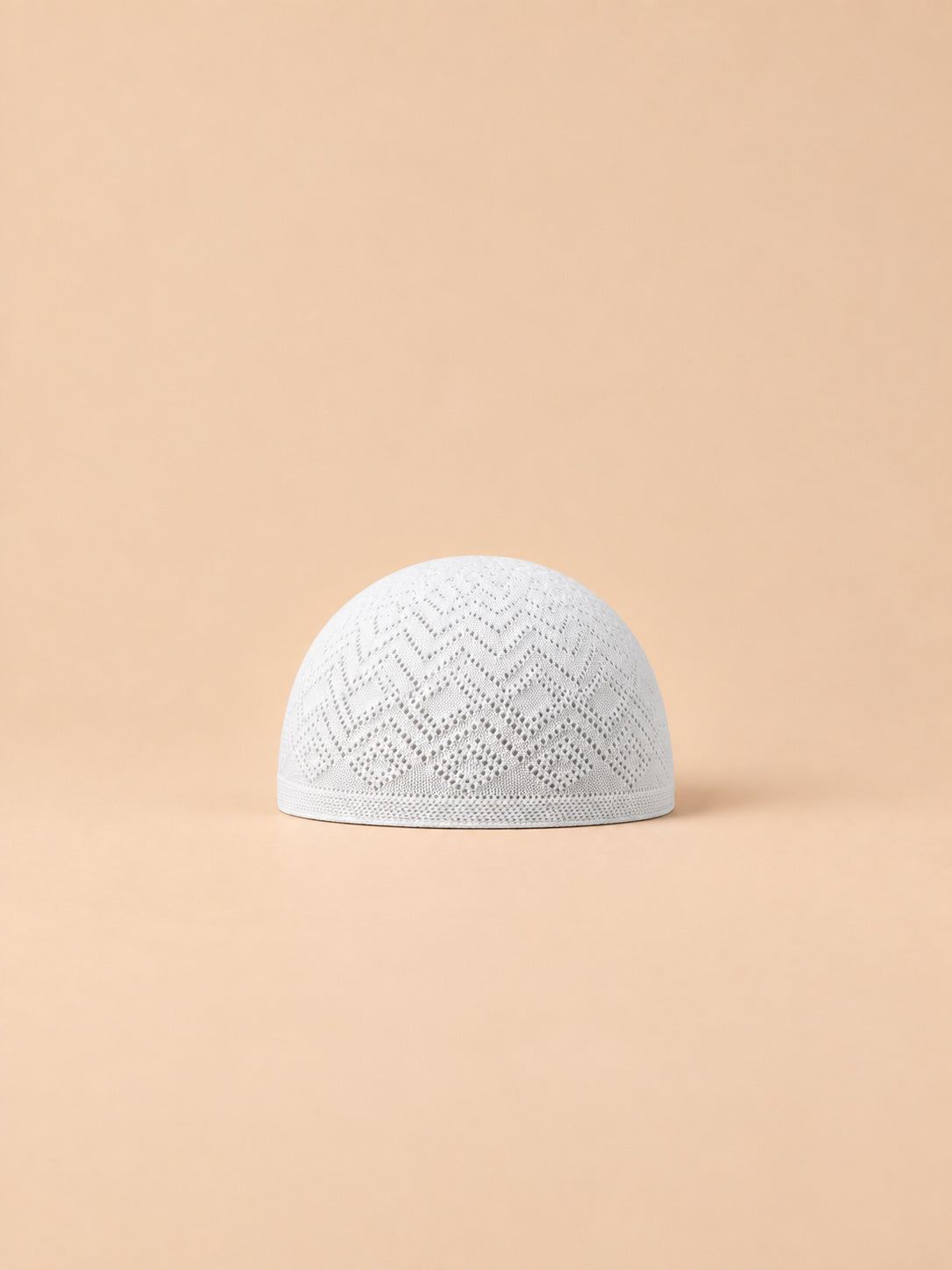 Calotte au crochet blanche à motif géométrique ajouré, vue de face