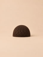 Kaffeebraune Gebetsmütze für Herren mit geometrischem Lochmuster in kurzer Kalottenform, Vorderansicht