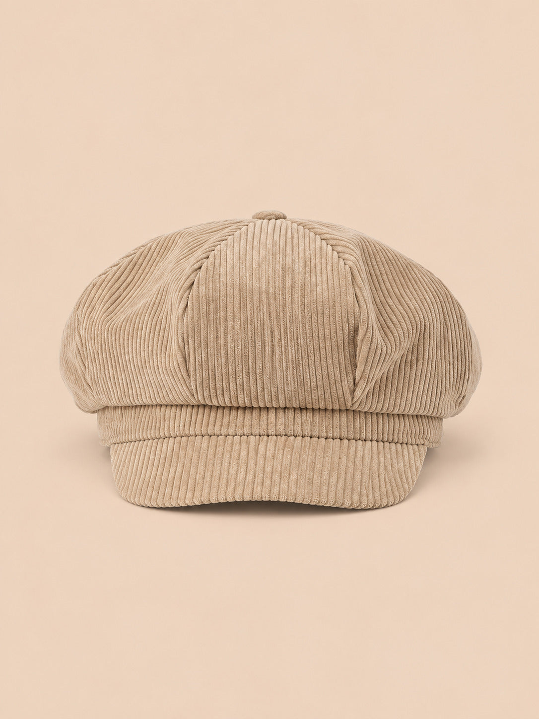 Casquette gavroche octogonale en velours côtelé kaki, vue de face sur fond pêche sable