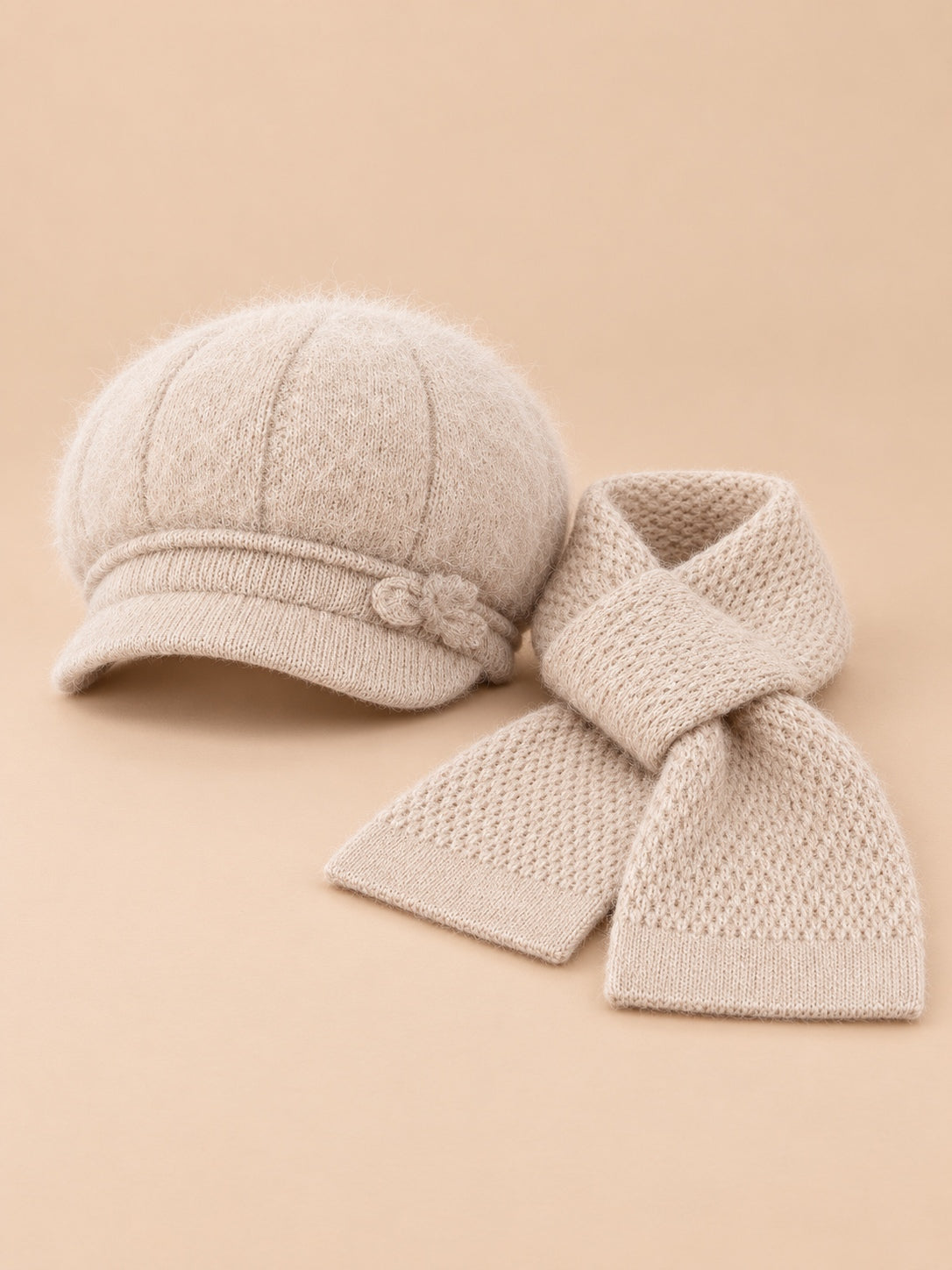 Ensemble chapeau duveteux et écharpe beige, vue de face.